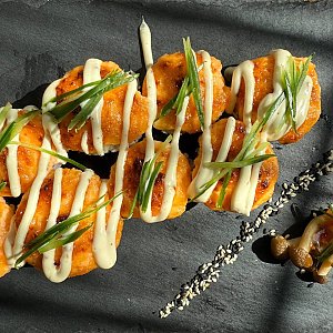 Ролл Тори Hot с фирменной шапкой Спайси, Кайо