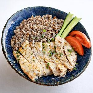 Каша гречневая с куриным филе и свежими овощами, Свеча