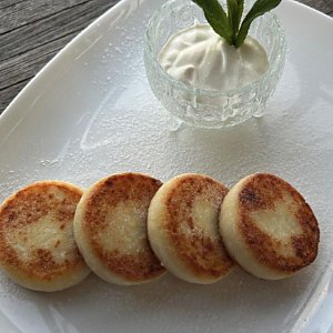 Сырники с творогом и сметаной, Пельменный Дом