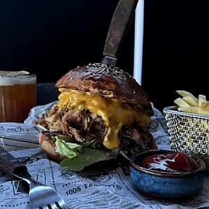 Бургер с рваной свининой Pulled Pork, BRUNCH