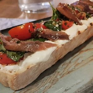Брускетта с сыром Страчателла, анчоусами и томатами, BRUNCH