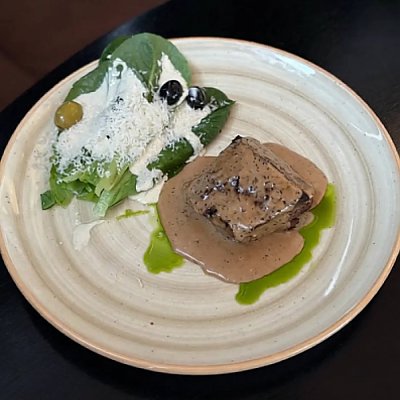 Заказать Филе миньон с трюфельным соусом и хрустящим салатом, BRUNCH
