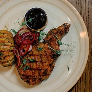 Свиная корейка на кости с печёным картофелем и соусом Барбекю, BRUNCH