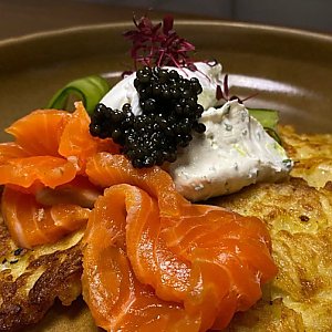 Драники с копчёной сметаной и ломтиками дикого лосося, BRUNCH