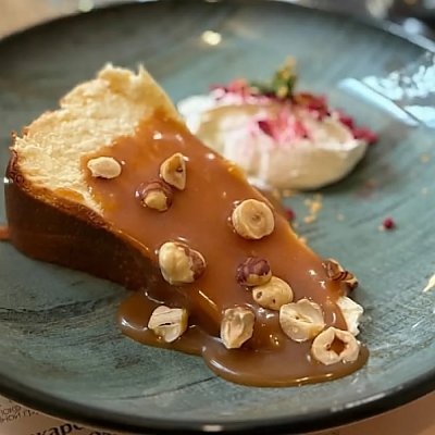 Заказать Чизкейк Сан-Себастьян с соленой карамелью и фундуком, BRUNCH