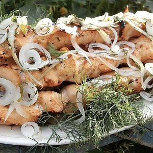 Шашлык из курицы с салатом и лепёшкой, Тандырная