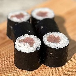 Маки подкопченным с тунцом, Аригато
