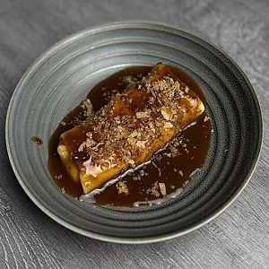 Блинчик с рваной свининой и соусом демиглас, Гурманофф