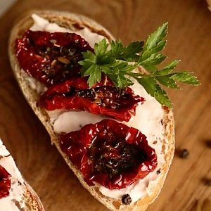 Брускетта с вялеными помидорами и перцем, Платина