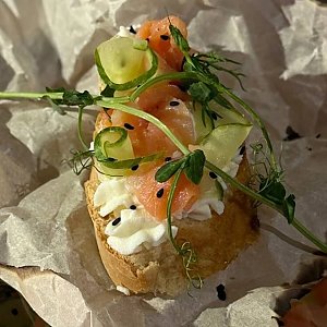 Брускетта с форелью и сливочным сыром, Платина