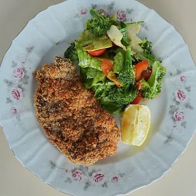 Заказать Котлета по-милански из говяжьей корейки с овощным салатом, Ciao!