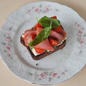 Брускетта с тунцом и соусом песто, Ciao!