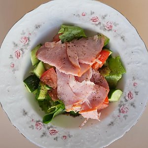 Овощной салат с ветчиной, Ciao!