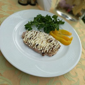 Свинина, запеченная с грибами, АРХiдэя