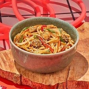 Лапша с курицей терияки и овощами, Чайка · Суши