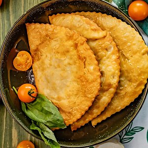 Чебурек с курицей и грибами, Чебуреки на Ткацкой