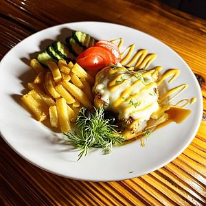Стейк из свинины с гарниром и грибами, Bar Joker