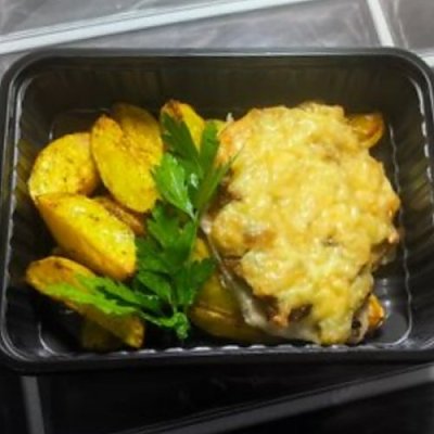 Заказать Свинина, запеченная с грибами и картофельными дольками, Быстрая Трапеза
