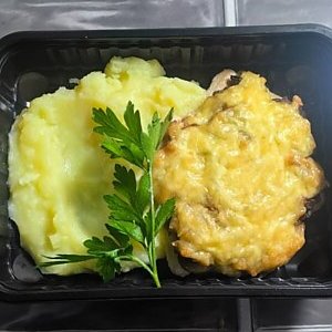 Свинина, запеченная с грибами и картофельным пюре, Быстрая Трапеза