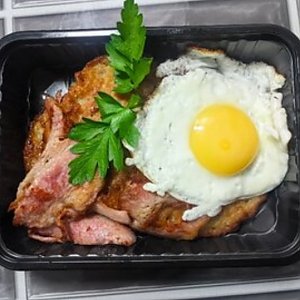 Драники с грудинкой и яйцом, Быстрая Трапеза