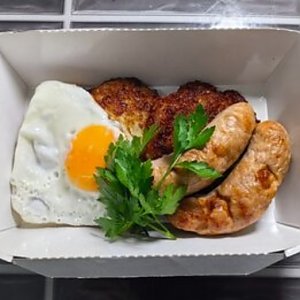 Драники с домашней колбасой и яйцом, Быстрая Трапеза