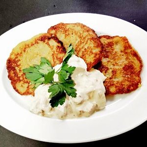 Драники с грибным соусом, Быстрая Трапеза
