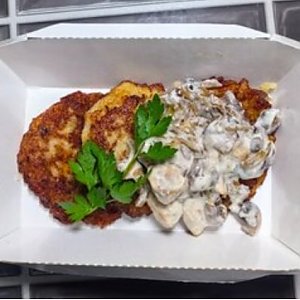 Драники с курицей в грибном соусе, Быстрая Трапеза