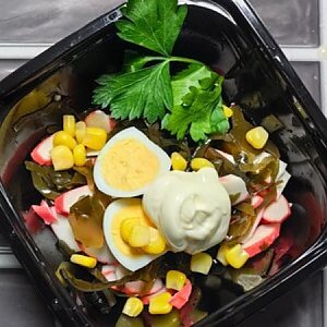 Салат из морской капусты с крабовыми палочками, Быстрая Трапеза