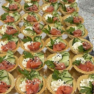 Тарталетки с авокадо и красной рыбой, КартофАня