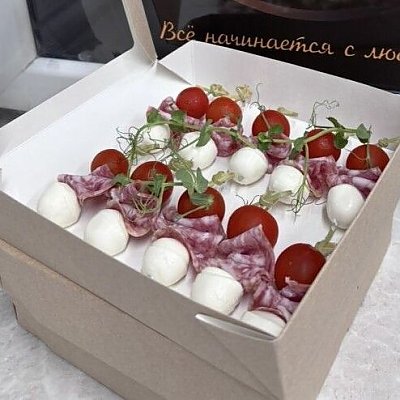 Заказать Канапе Капрезе с салями, КартофАня