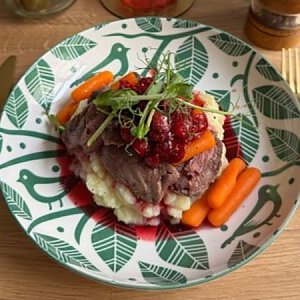 Говядина с дробленым картофелем, морковью мини и вишнёвым соусом, Кафе Счастье