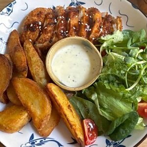 Тонкацу с картофелем криспи, микс-салатом и трюфельным соусом, Кафе Счастье