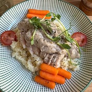 Индейка су-вид с кускусом и грибным соусом, Кафе Счастье