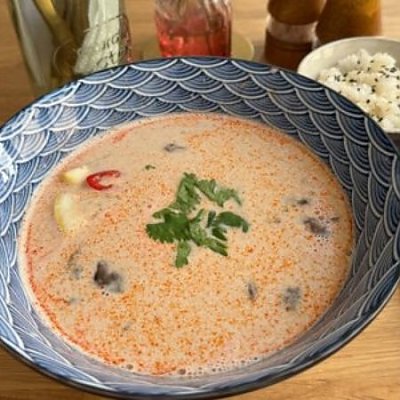 Заказать Том ям на кокосовом молоке с курицей, подается с рисом, Кафе Счастье