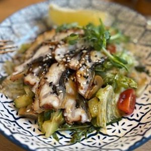 Салат с угрём, огурцом, томатами, маринованными шампиньонами, эдамаме и соусом унаги, Кафе Счастье