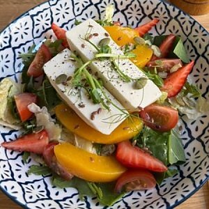 Салат с персиком, сыром фета, томатами, оливками и соусом Юдзу, Кафе Счастье