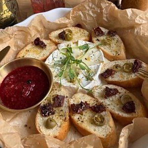Запеченный камамбер с малиновым соусом, вялеными томатами, оливками и чиабаттой, Кафе Счастье