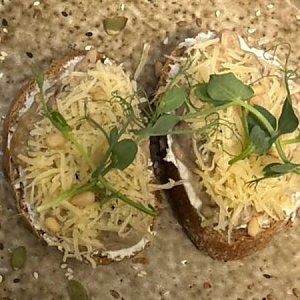 Брускетты с белыми грибами и сливочным сыром, Кафе Счастье