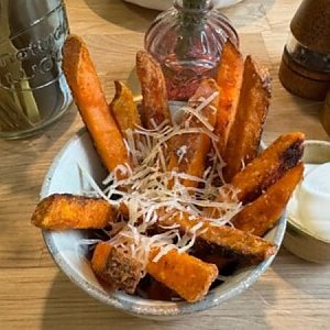 Батат фри с трюфельным соусом и пармезаном, Кафе Счастье