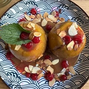 Запеченные яблоки с соленой карамелью, Кафе Счастье