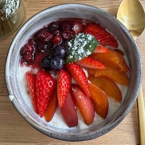 Овсяная каша с сезонными фруктами и брусничным вареньем, Кафе Счастье