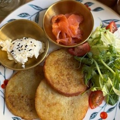 Заказать Драники со сливочным сыром и лососем, Кафе Счастье