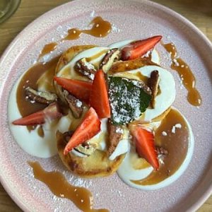 Сырники со сметаной, соленой карамелью и орехами пекан, Кафе Счастье