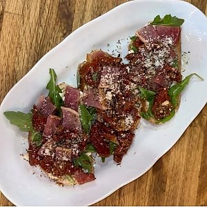 Брускетта с вяленым мясом и сыром Пармезан, Jam