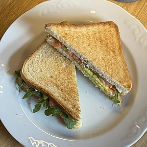 Сэндвич с красной рыбой и огурцом, Jam