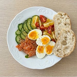 Завтрак с форелью, вареным яйцом, Jam