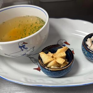 Куриный бульон с яйцом, курицей и гренками, Гусси Гусси