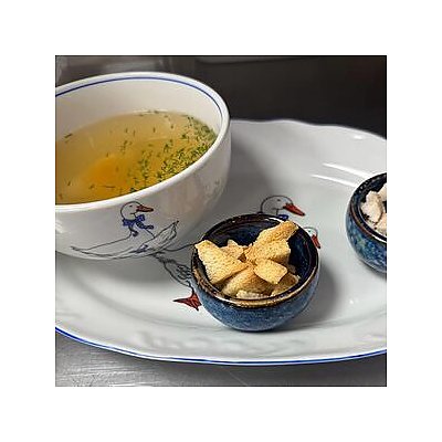 Заказать Куриный бульон с яйцом, курицей и гренками, Гусси Гусси