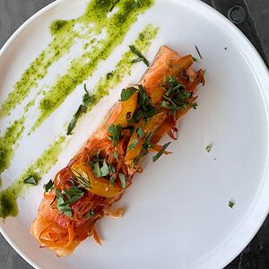 Стейк из лосося с перечно-цитрусовым соусом и овощами гриль, Гусси Гусси