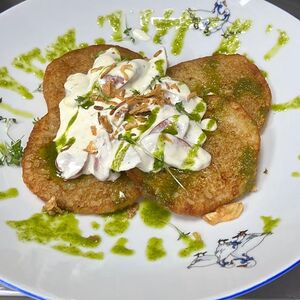 Драники с соусом и колбасками, Гусси Гусси
